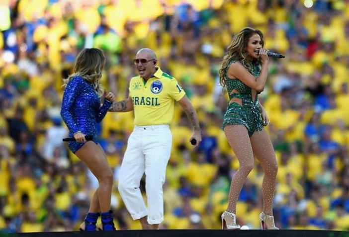 Pitbull втрещи с нелепата си визия на откриването на Световното по футбол (Видео)