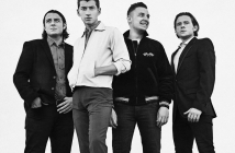 Arctic Monkeys показаха как изглеждат фенките им в Snap Out of It (Видео)