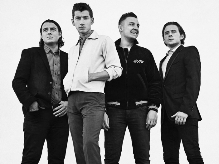 Arctic Monkeys показаха как изглеждат фенките им в Snap Out of It (Видео)