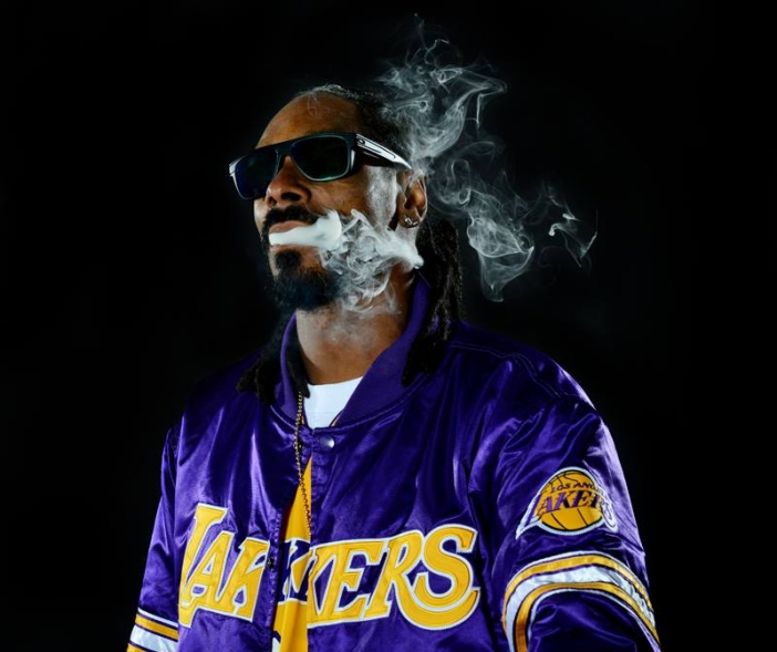 Snoop Dogg купонясва мощно в NSFW видеото на Afrojack - Dynamite
