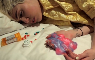 Майли Сайръс и The Flaming Lips в най-откачения музикален клип, който сте гледали напоследък (Видео)