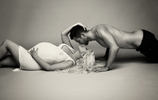 Бременната Кристина Агилера позира напълно гола за V Magazine (Снимки)