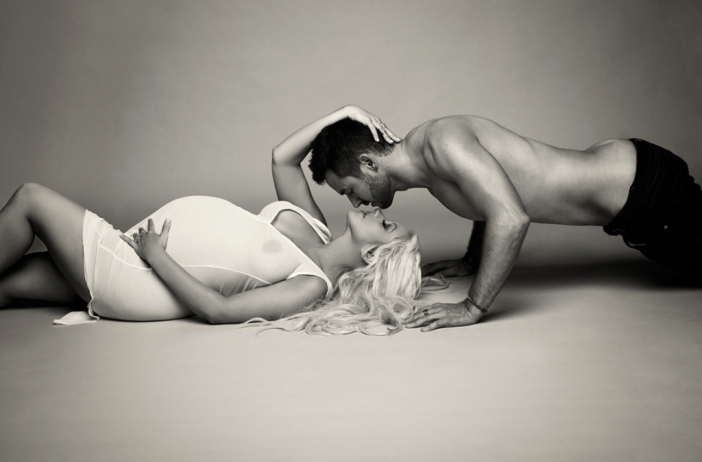 Бременната Кристина Агилера позира напълно гола за V Magazine (Снимки)