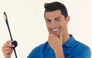 Кристиано Роналдо рекламира абсурден фитнес уред за уста (Видео)