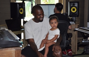 Дъщерята на Ким Кардашиян и Kanye West с първа модна фотосесия (Снимка)