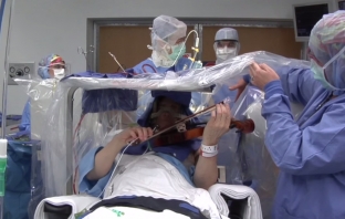 Цигулар свири на живо, докато му правят мозъчна операция (Видео)