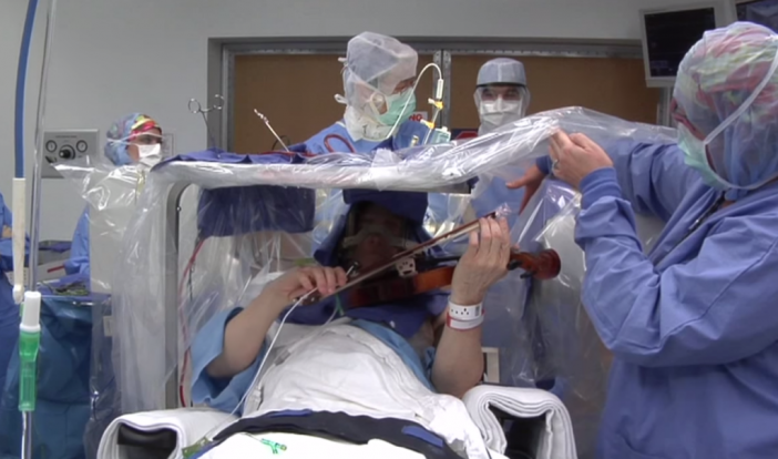 Цигулар свири на живо, докато му правят мозъчна операция (Видео)
