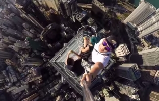 Екстремисти закусват на върха на 346-метров небостъргач в Хонг Конг (Видео)
