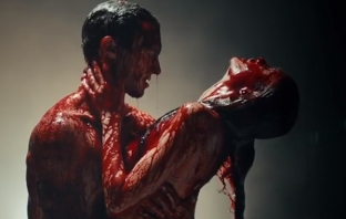 Кръв и секс с Адам Ливайн и Бехати Принслоу в Animals на Maroon 5 (Видео)