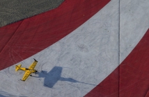 Найджъл Ламб отне световната титла от Ханес Арх в Red Bull Air Race насред Австрия