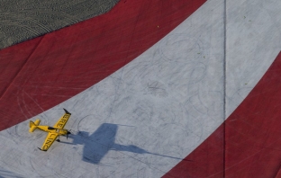 Найджъл Ламб отне световната титла от Ханес Арх в Red Bull Air Race насред Австрия