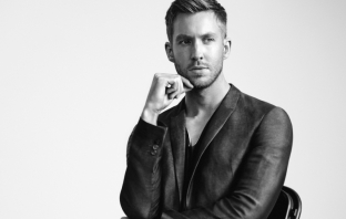 Calvin Harris е по-секси от всякога за Emporio Armani (Снимки)