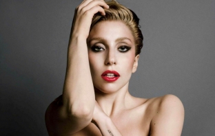 Светът пощуря по червените ръкавици на Lady Gaga, допълващи тоалета й на Oscars 2015 (Снимки)