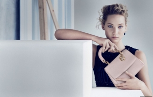 Дженифър Лоурънс е неузнаваема в нова рекламна кампания на Dior (Снимки)