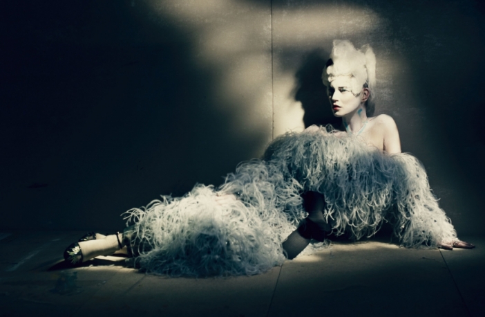 Кейт Мос – топлес в екстравагантна фотосесия за W Magazine (Снимки)