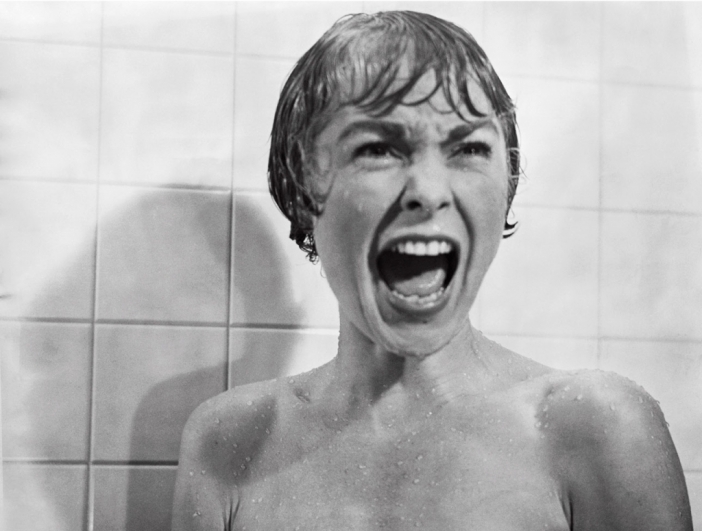 Памела Андерсън крещи гола под душа в римейк на сцената от "Психо"
