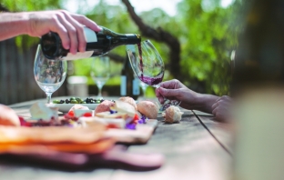 10 железни оправдания да празнуваме всеки залез с чаша вино в ръка