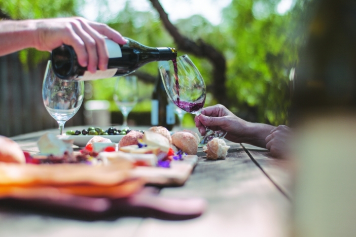 10 железни оправдания да празнуваме всеки залез с чаша вино в ръка