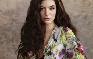 Невероятната Lorde блести на първата си корица за Vogue (Снимки)