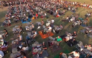 Вижте как звучи Learn to Fly на Foo Fighters в изпълнение на 1000 фенове на бандата (Видео)