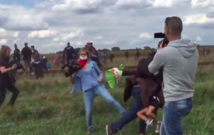 Скандал с унгарска операторка, ритаща бежанци, докато снима видеорепортаж