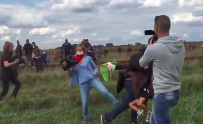 Скандал с унгарска операторка, ритаща бежанци, докато снима видеорепортаж