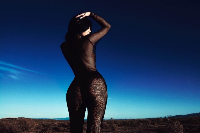 Кайли Дженър със секси фотосесия в пустинята (Снимки)
