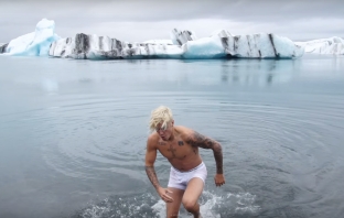 Джъстин Бийбър влезе в ледените води на океана за I'll Show You (Видео)