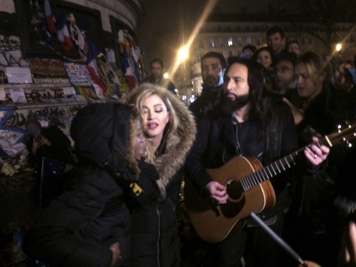 Madonna пее Imagine в памет на загиналите в Париж (Видео)