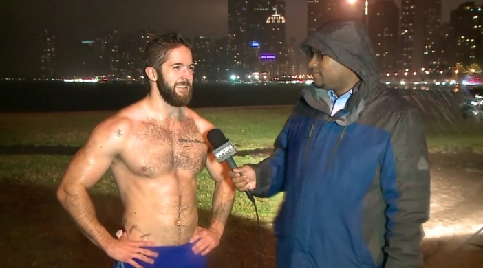 Мъж, спортуващ гол под дъжда, е новата сензация в мрежата (Видео)