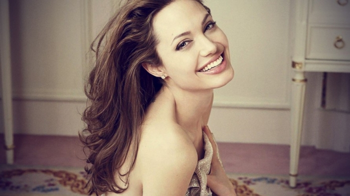 Анджелина Джоли очарова с лъчезарната си усмивка на корицата на Elle