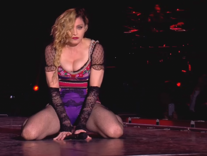 Мадона раздруса едри HD гърди в трибют към Дейвид Боуи