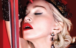 Madonna разсъблече 17-годишна фенка на концерта си в Бризбейн