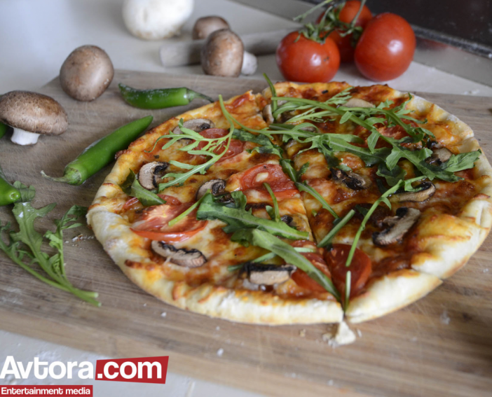 Вкусно, полезно и с щипка любов: Вегетарианска пица с рукола и кралски печурки