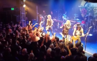 Вижте видео от тайния първи концерт на Guns N' Roses след 23 години раздяла