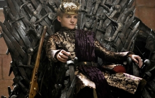Крал Джофри от Game of Thrones се върна от мъртвите, за да изпълни хит на Тейлър Суифт