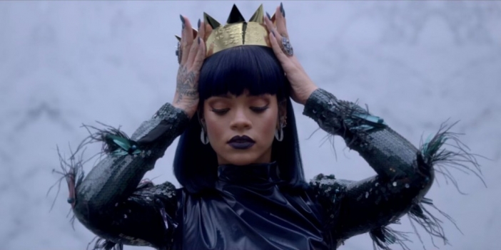 Rihanna отново разголи гръд и не пести куршуми в Needed Me (Видео)