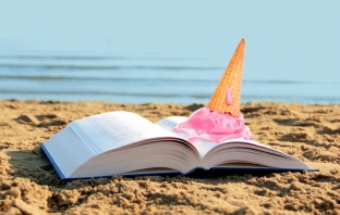 С книга и кафе на плажа: 5 четива, които препоръчваме за лятото