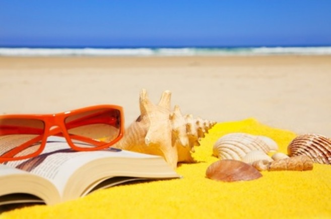 С книга и кафе на плажа: 5 книги, които да скриете в куфара