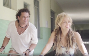 Shakira и Карлос Вивес с изключително слънчево видео към La Bicicleta