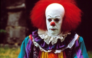 Клоунът Пениуайз ни ужасява в първа снимка от хоръра It по Стивън Кинг