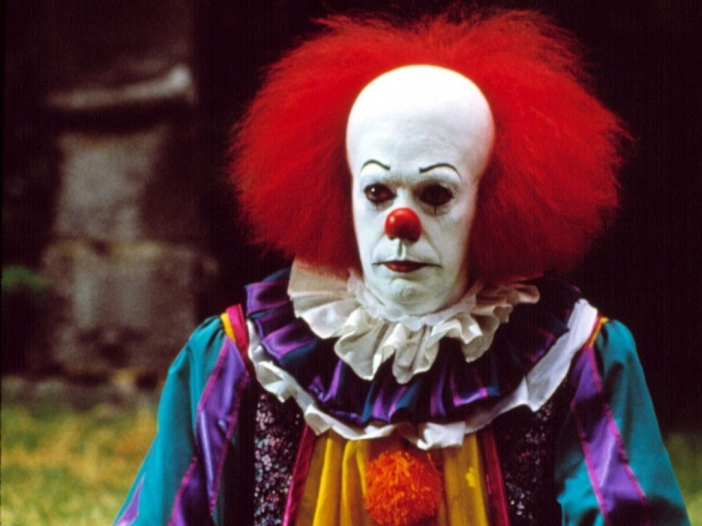 Клоунът Пениуайз ни ужасява в първа снимка от хоръра It по Стивън Кинг