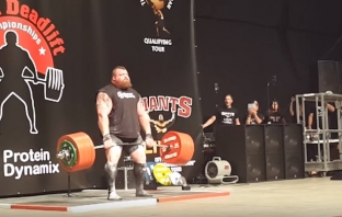 Мъж за първи път вдигна 500 кг от клек, след което припадна (Видео)