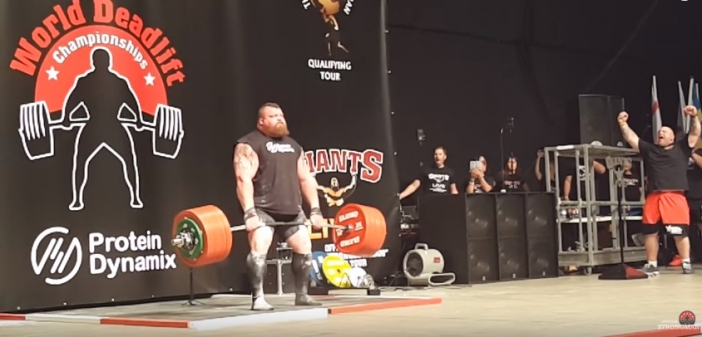 Мъж за първи път вдигна 500 кг от клек, след което припадна (Видео)