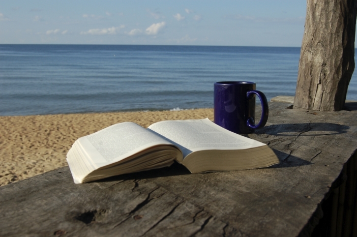 С книга и кафе на плажа: 5 книги, които ще направят почивката ви още по-приятна