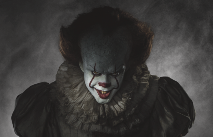 Нов кадър на ужасяващия клоун от It на Стивън Кинг ни го показва в пълната му "прелест"