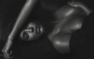Ирина Шейк съблазнява с голи кадри от страниците на GQ (Снимки)