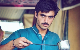 Синеок продавач на чай е новата интернет сензация от Пакистан (Снимки)