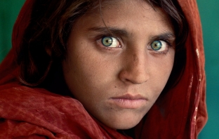 От корица на National Geographic до затвора: Какво се случи със афганистанското момиче със зелените очи?