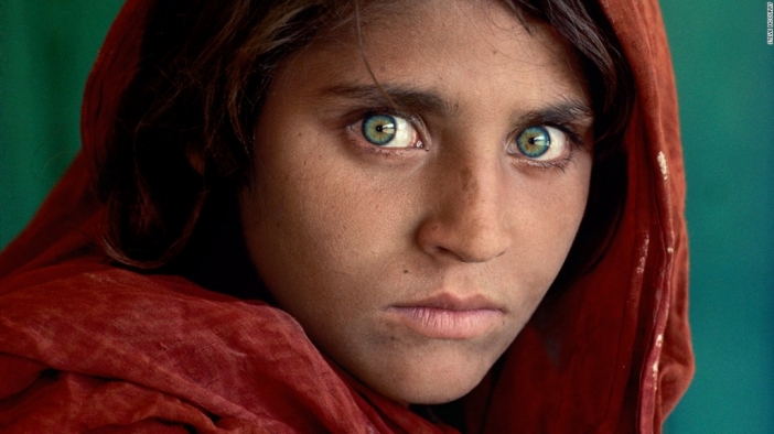 От корица на National Geographic до затвора: Какво се случи със афганистанското момиче със зелените очи?